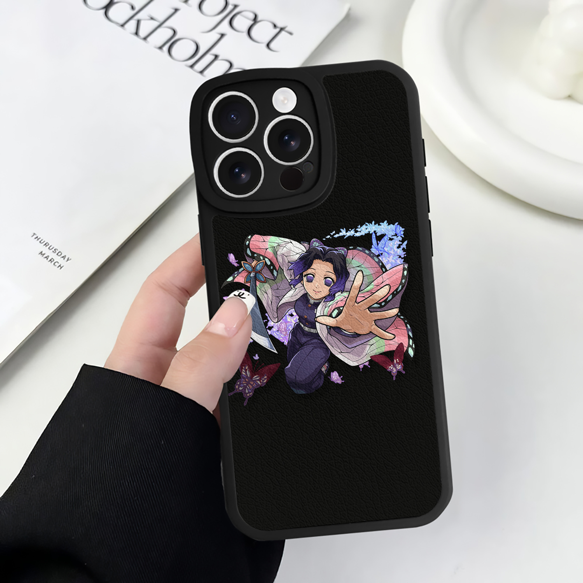 （画像用） 鬼滅の刃（きめつのやいば）蟲柱-胡蝶 しのぶ／こちょう しのぶ Kochou Shinobu 【iPhone 16シリーズ対応】シリコンスマホケース（レザー調） 材質：シリコン